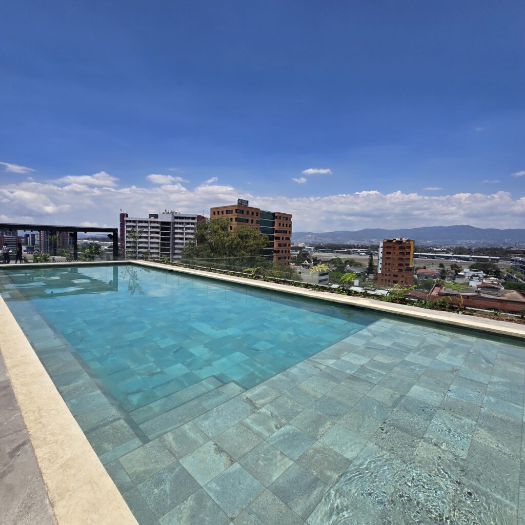 Apartamento En Alquiler Parque 14 Nivel Alto - Vista principal de la propiedad