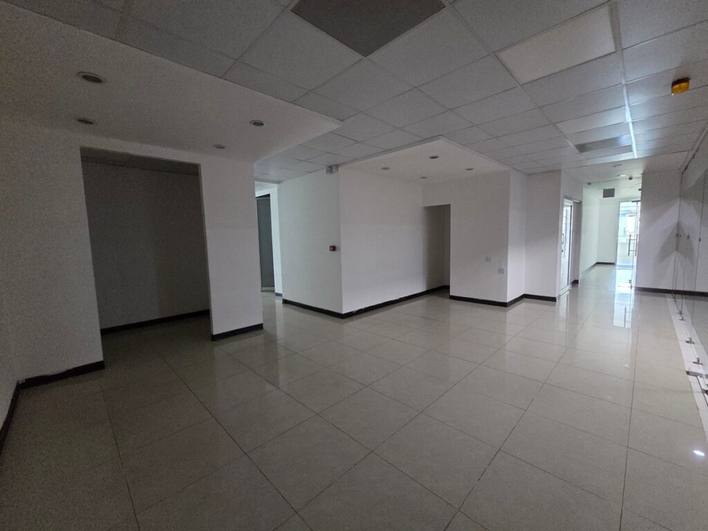 Código 2395 – Oficina En Alquiler De 2,000 M² En Zona 10 - Vista principal de la propiedad