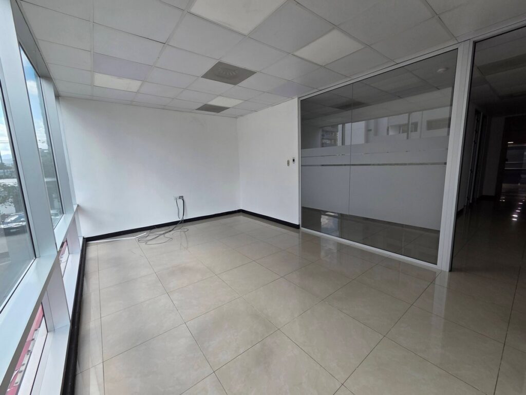 Código 2395 – Oficina En Alquiler De 2,000 M² En Zona 10 - Foto 2 de 13