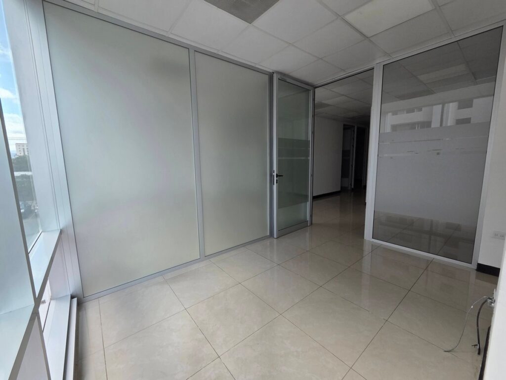 Código 2395 – Oficina En Alquiler De 2,000 M² En Zona 10 - Foto 3 de 13