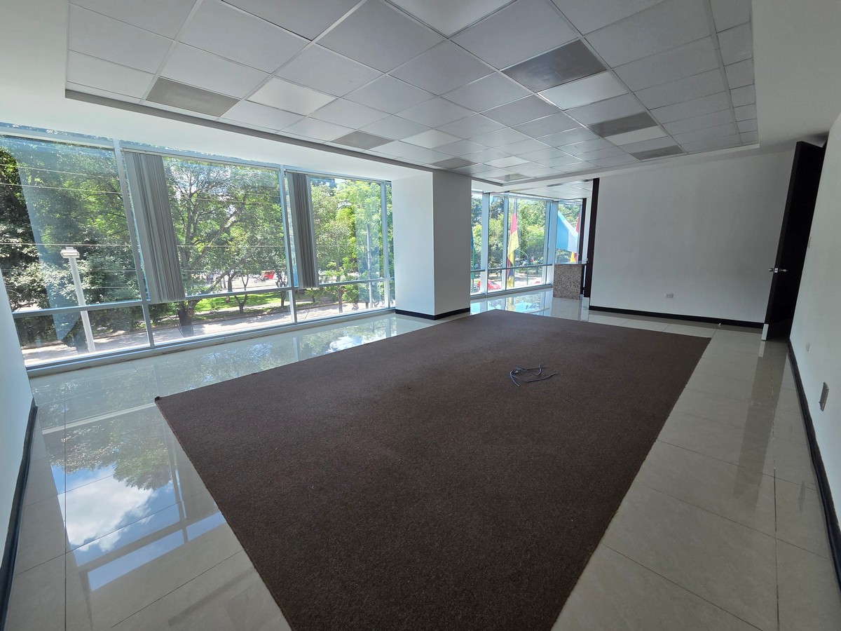 Código 2395 – Oficina En Alquiler De 2,000 M² En Zona 10