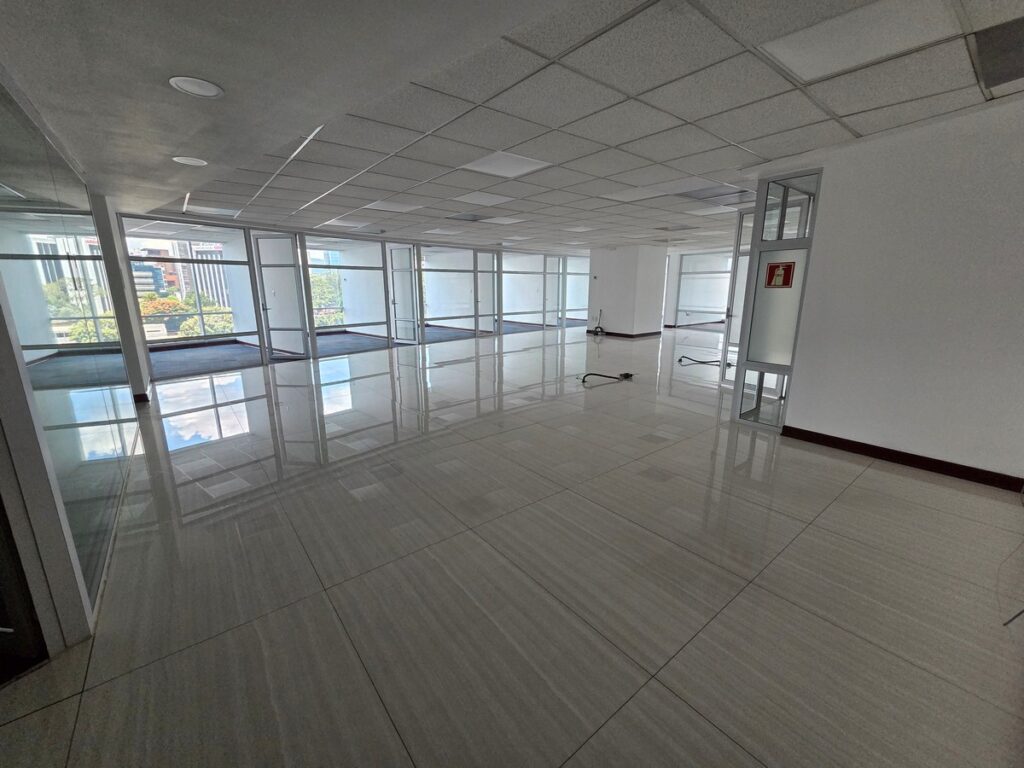 Código 2396 – Oficina En Alquiler De 535 M² En Zona 10 - Vista principal de la propiedad