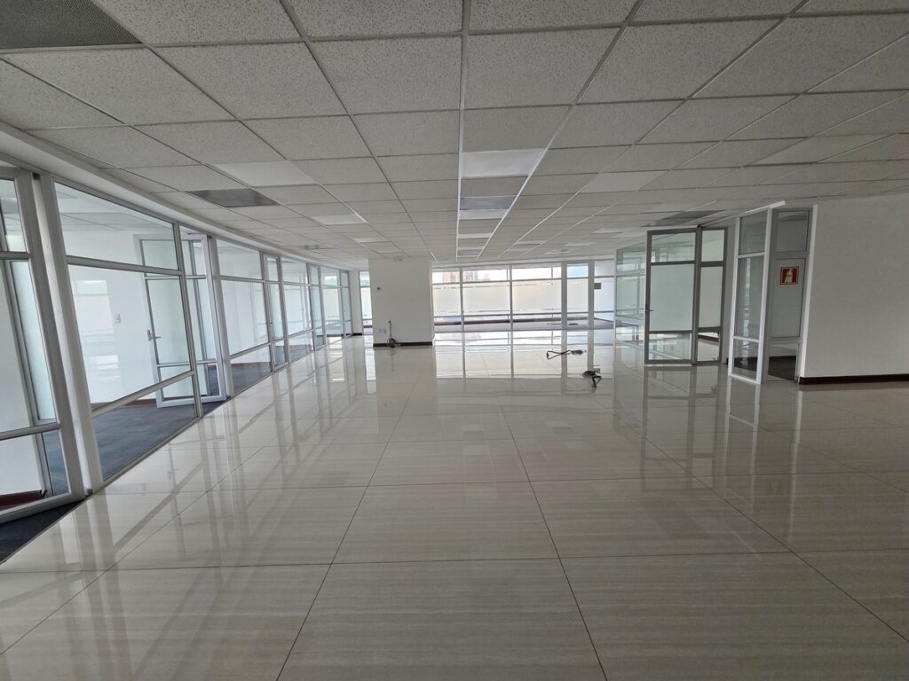 Código 2396 – Oficina En Alquiler De 535 M² En Zona 10 - Foto 3 de 14