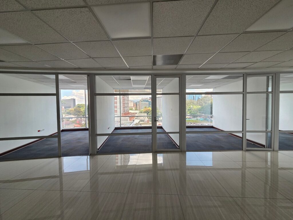 Código 2396 – Oficina En Alquiler De 535 M² En Zona 10 - Foto 4 de 14