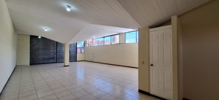 En Alquiler – Local Comercial En 2do. Nivel En Zona 9