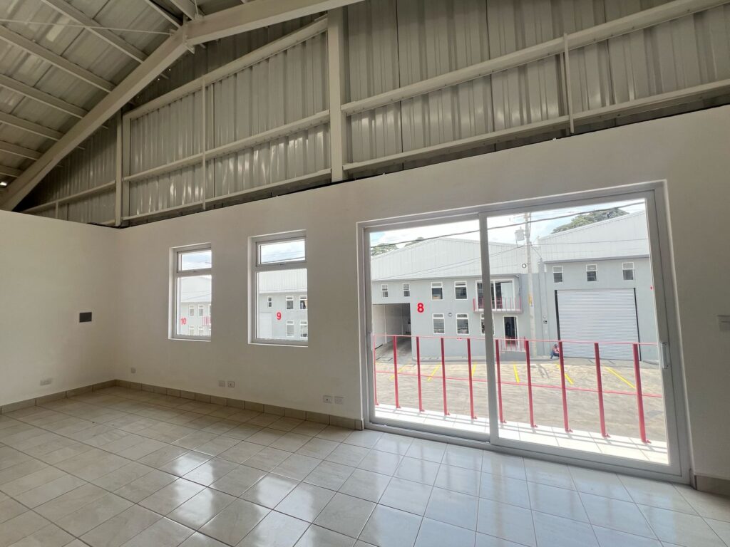 En Alquiler – Ubicada En El Exclusivo Logistica Santa Elena - Vista principal de la propiedad