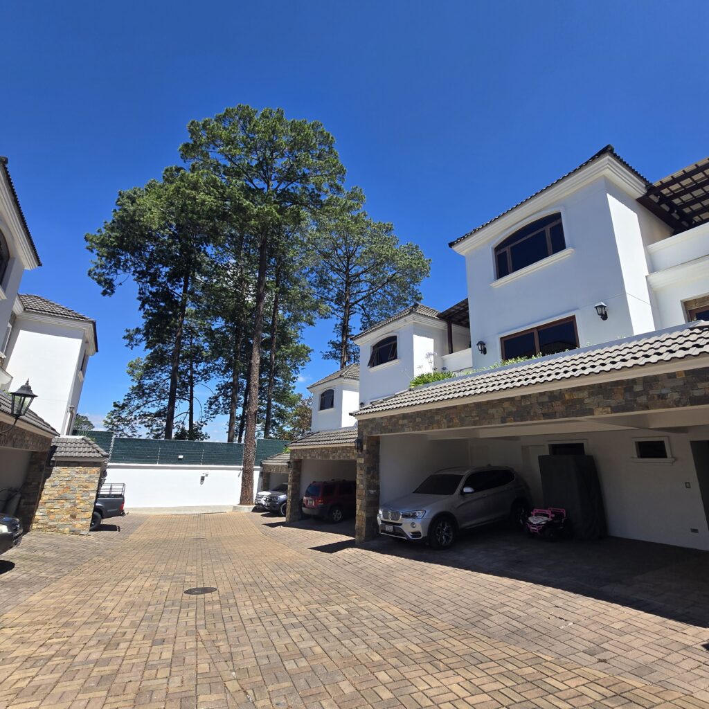 Hermosa Casa En Renta En Kanajuyú Zona 16 - Vista principal de la propiedad