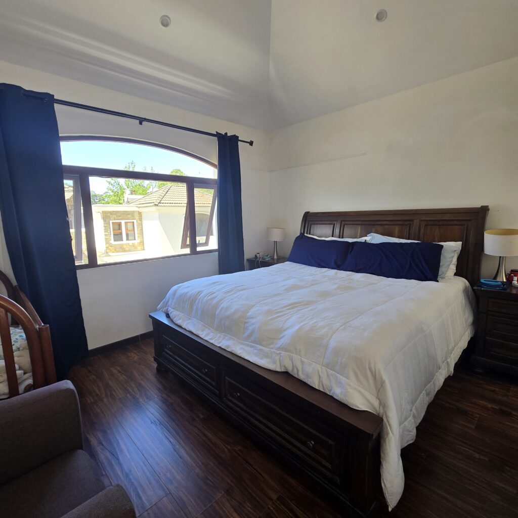 Hermosa Casa En Renta En Kanajuyú Zona 16 - Foto 5 de 10