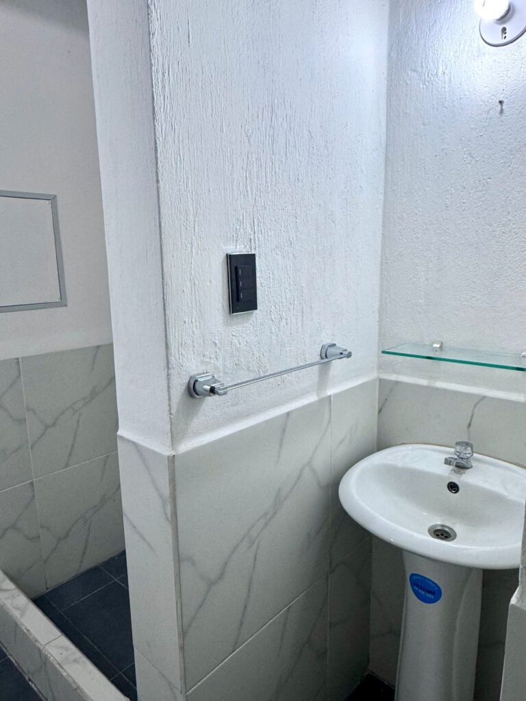 En Alquiler – Espacio Para Oficina o Negocio En 12 Calle Zona 10 Edificio Reforma Montufar - Foto 3 de 9