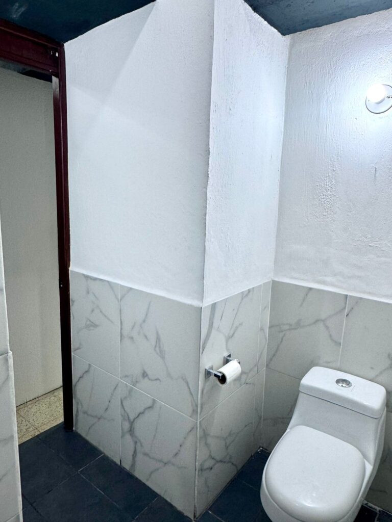 En Alquiler – Espacio Para Oficina o Negocio En 12 Calle Zona 10 Edificio Reforma Montufar - Foto 4 de 9