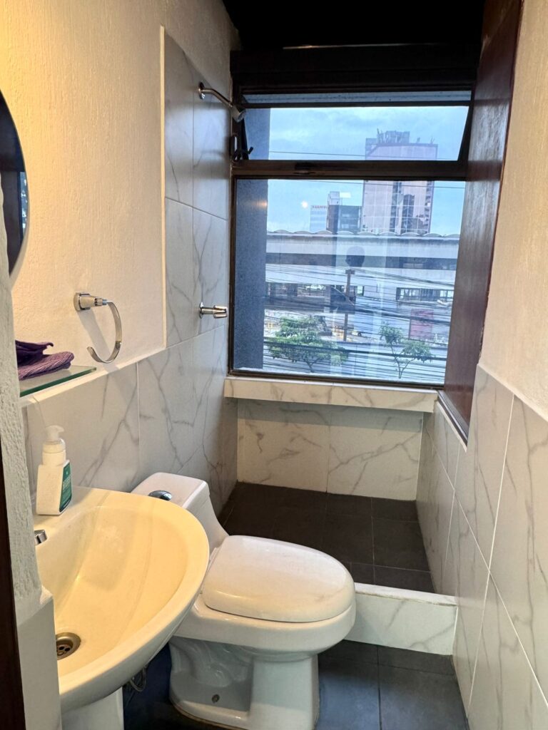 En Alquiler – Espacio Para Oficina o Negocio En 12 Calle Zona 10 Edificio Reforma Montufar - Foto 5 de 9