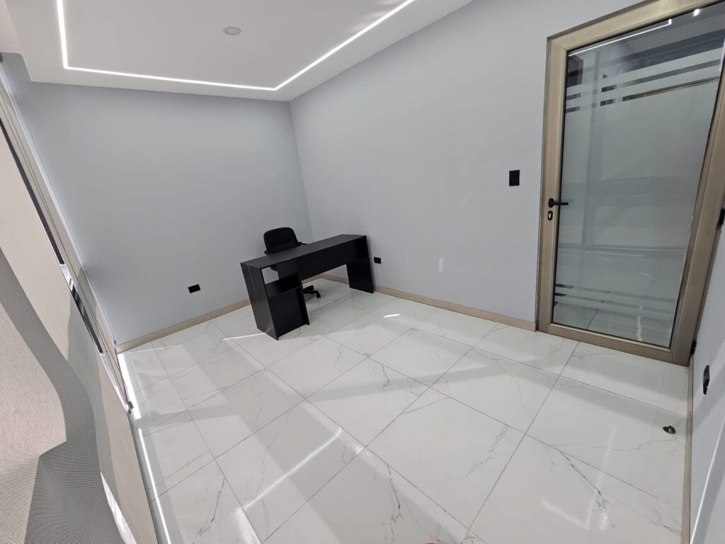 Clínica U Oficina En Alquiler En Edificio Renovati Zona 10 - Vista principal de la propiedad