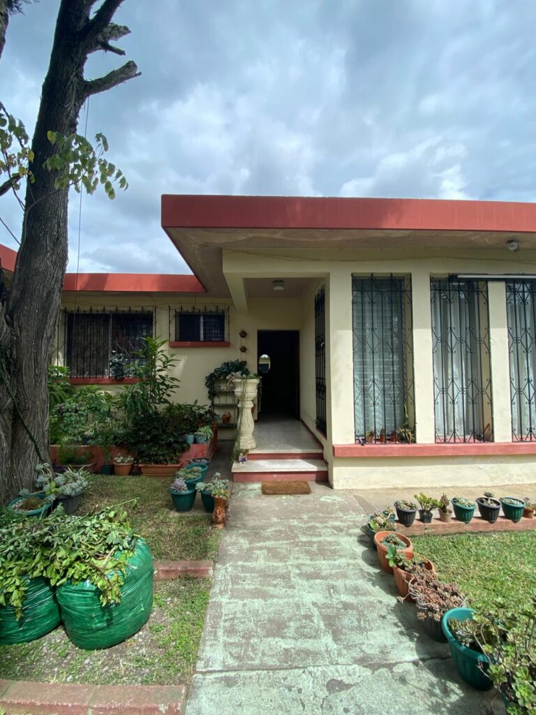 En Venta – Casa Bien Ubicada En Las Charcas - Foto 2 de 5