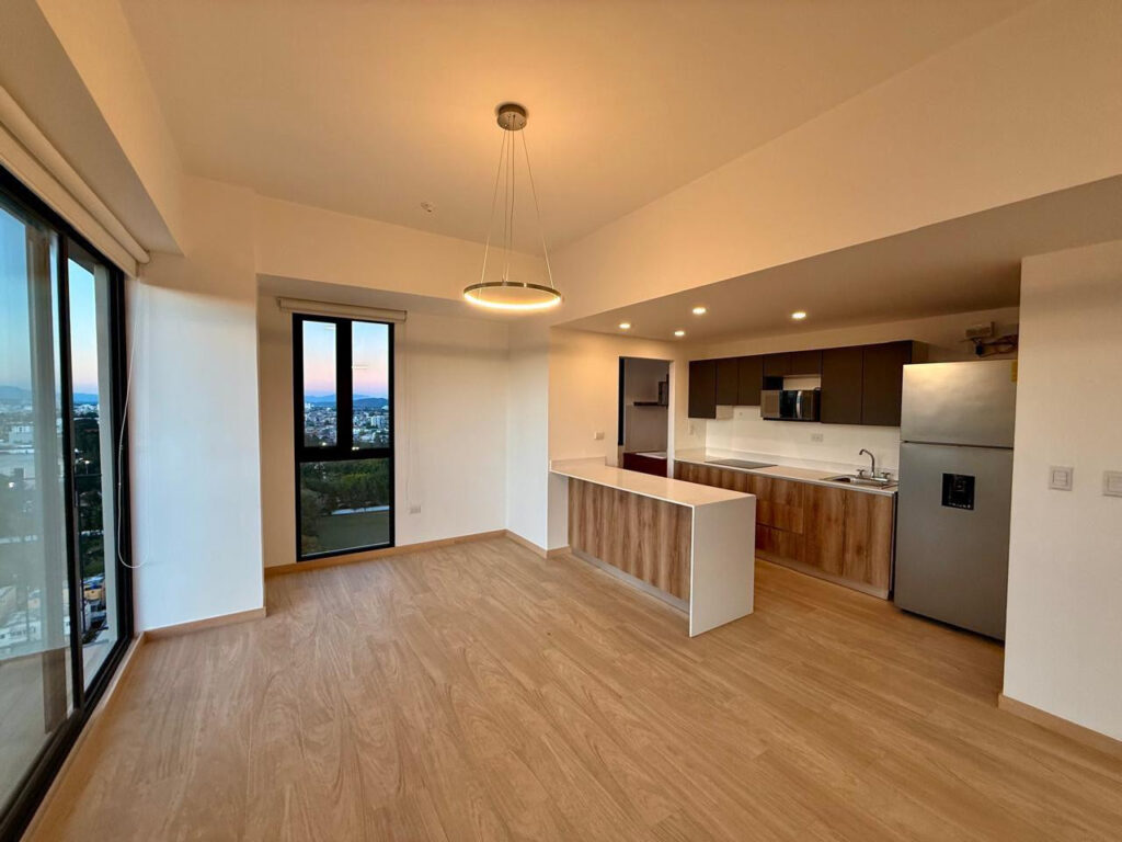 Apartamento En Alquiler Nivel Alto En Zona 10 - Foto 2 de 9