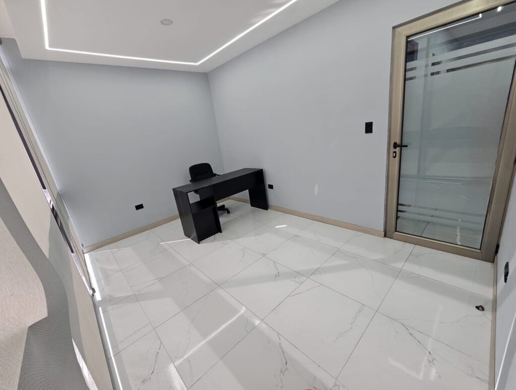 Clínica U Oficina En Alquiler En Edificio Renovati Zona 10 - Vista principal de la propiedad