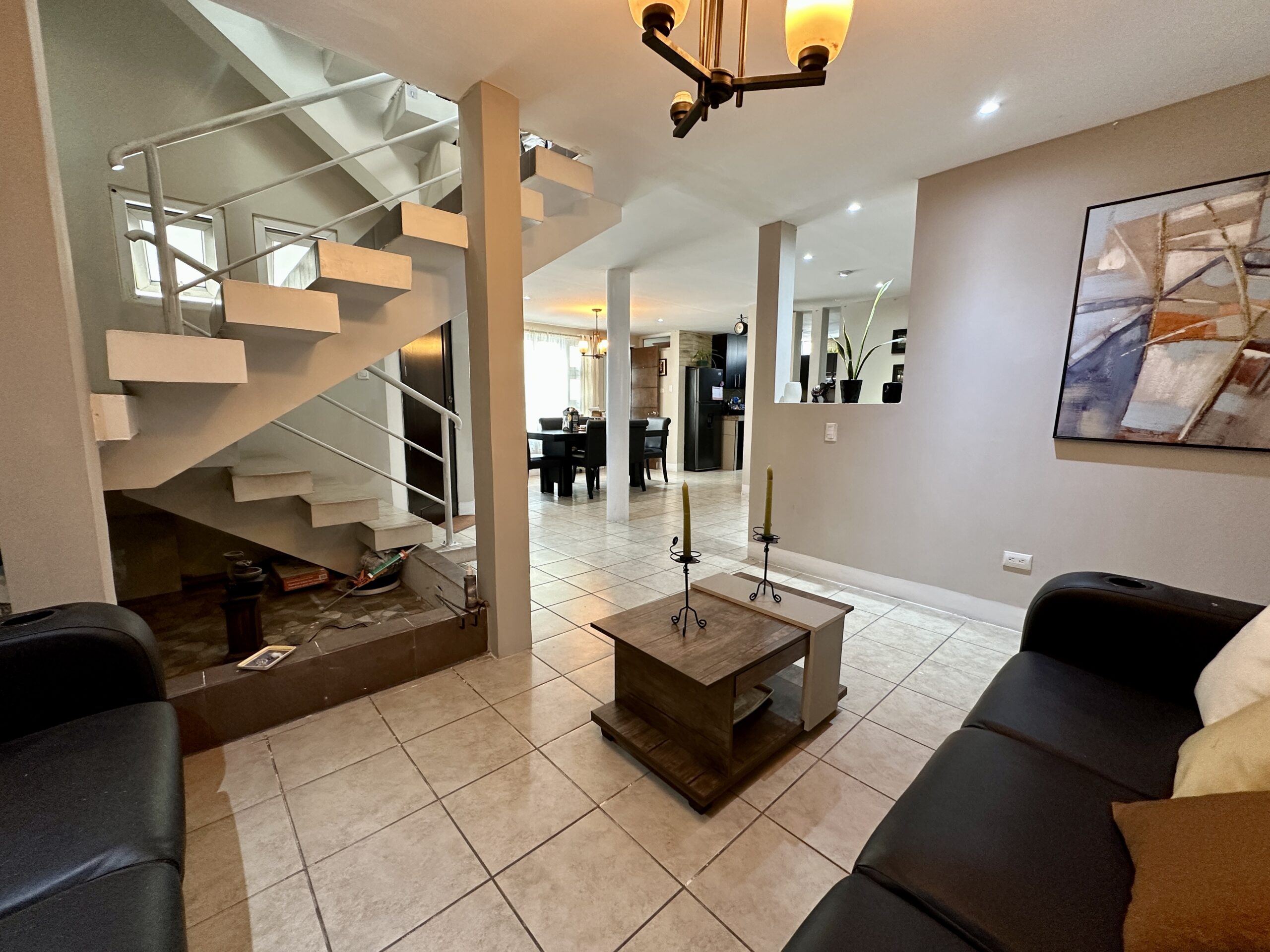 En Venta Casa De Esquina Dentro De Condominio En Zona 11