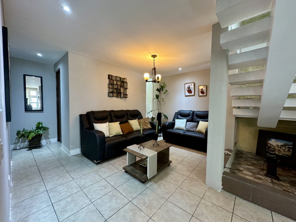 En Venta Casa De Esquina Dentro De Condominio En Zona 11 - Foto 4 de 15