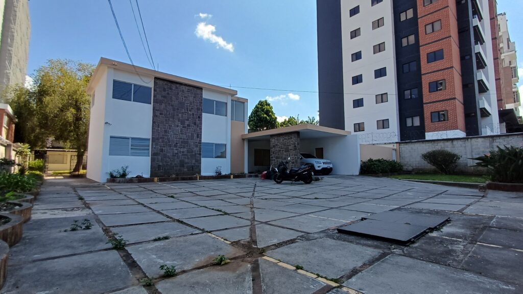 Casa Comercial En Renta En Zona 15 - Foto 2 de 14
