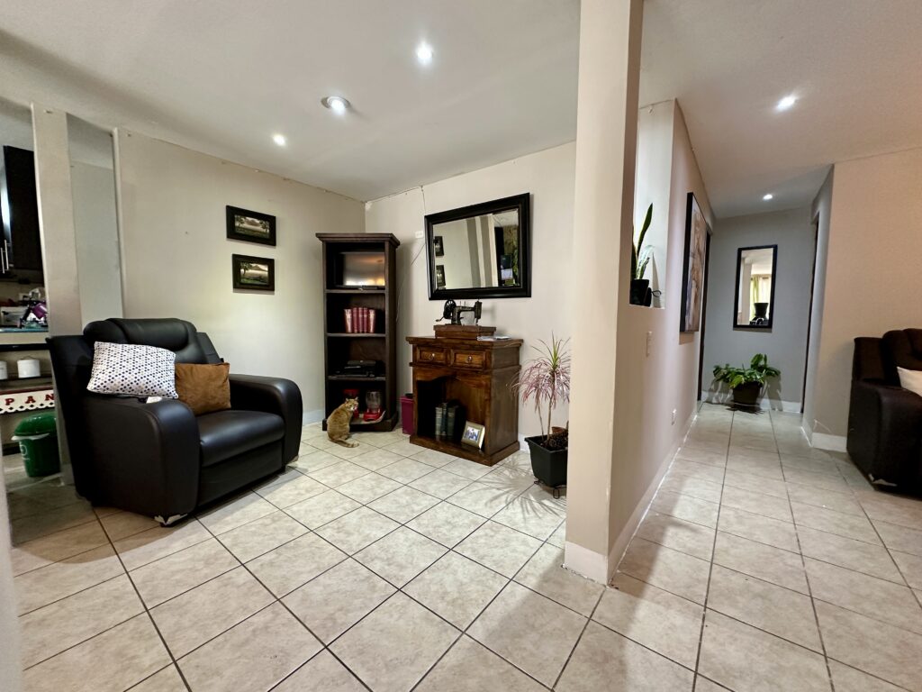 En Venta Casa De Esquina Dentro De Condominio En Zona 11 - Foto 5 de 15