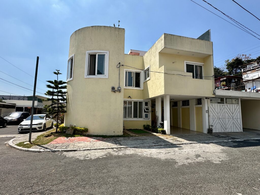 En Venta Casa De Esquina Dentro De Condominio En Zona 11 - Foto 3 de 15
