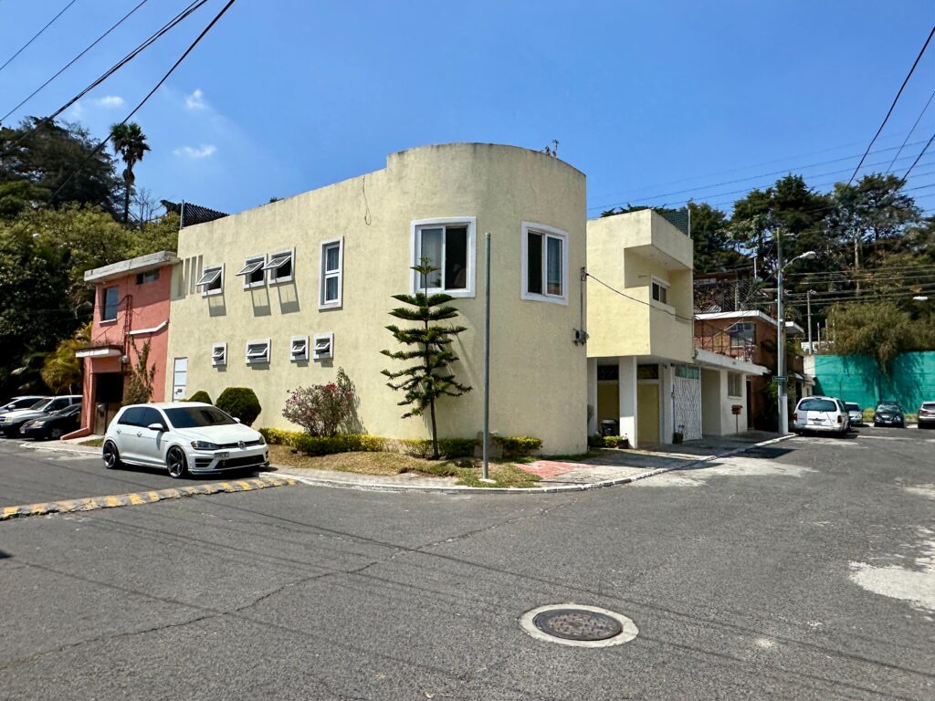 En Venta Casa De Esquina Dentro De Condominio En Zona 11 - Foto 2 de 15