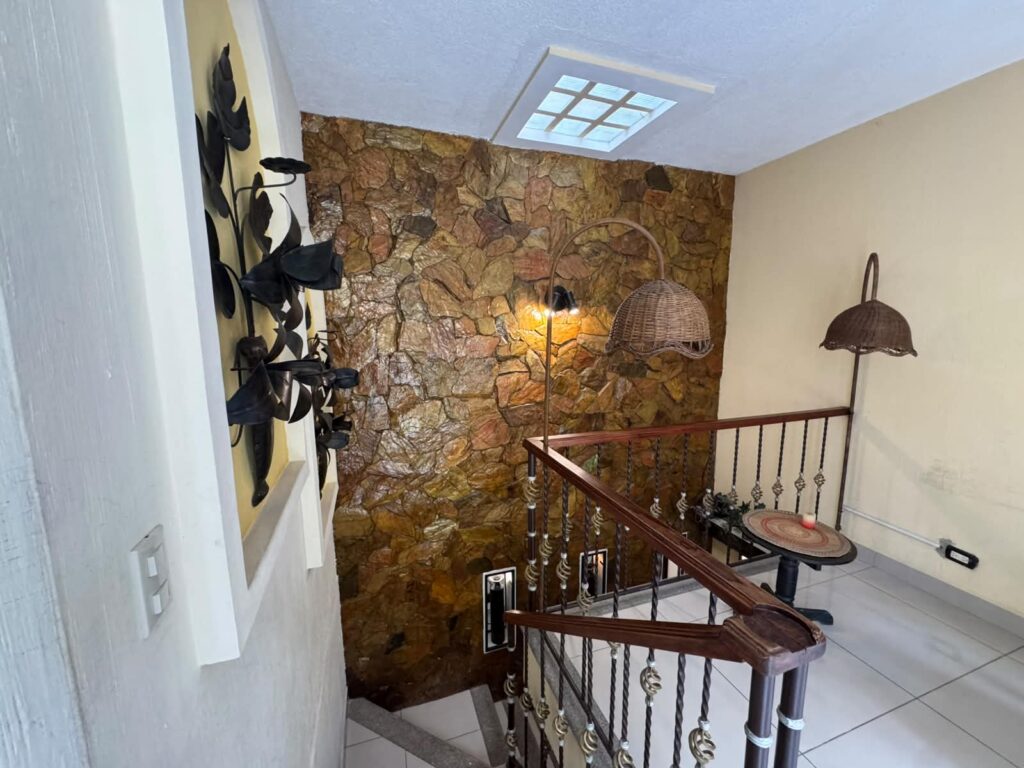 Casa Remodelada En Venta + 1 - Foto 2 de 12