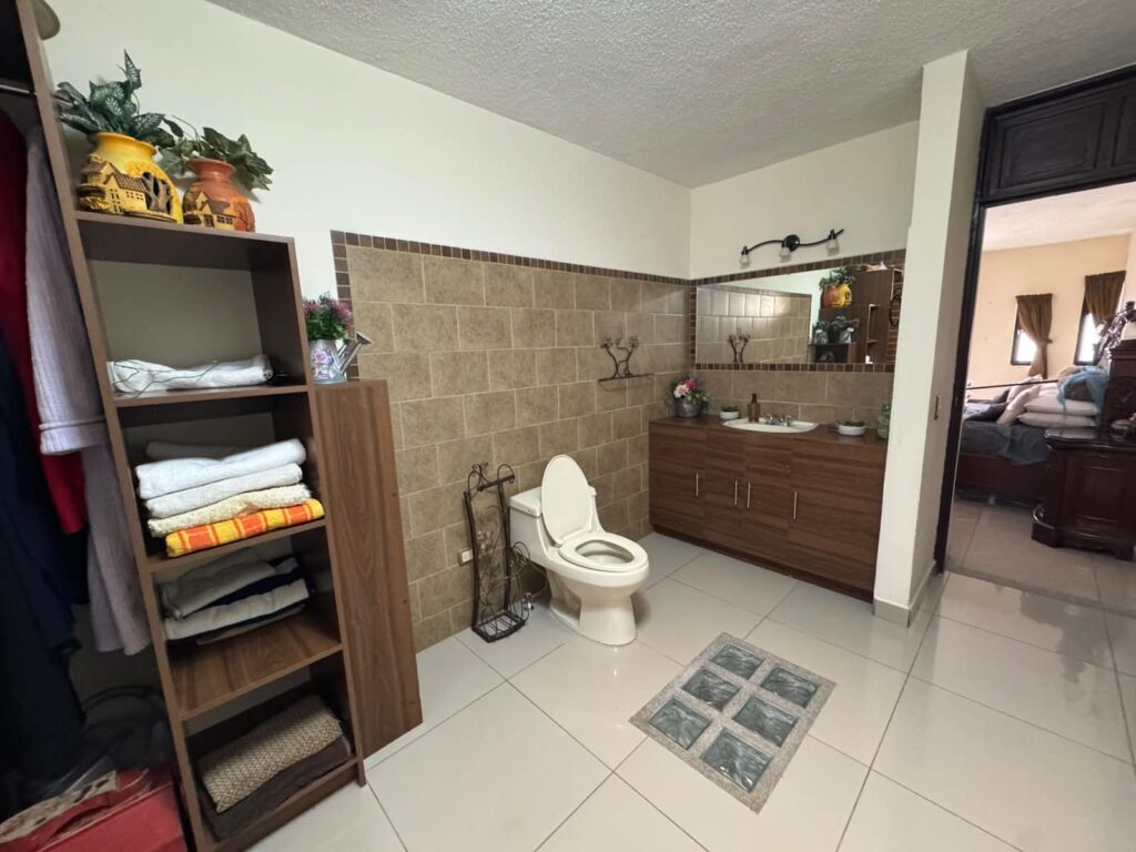 Casa Remodelada En Venta + 1 - Foto 4 de 12