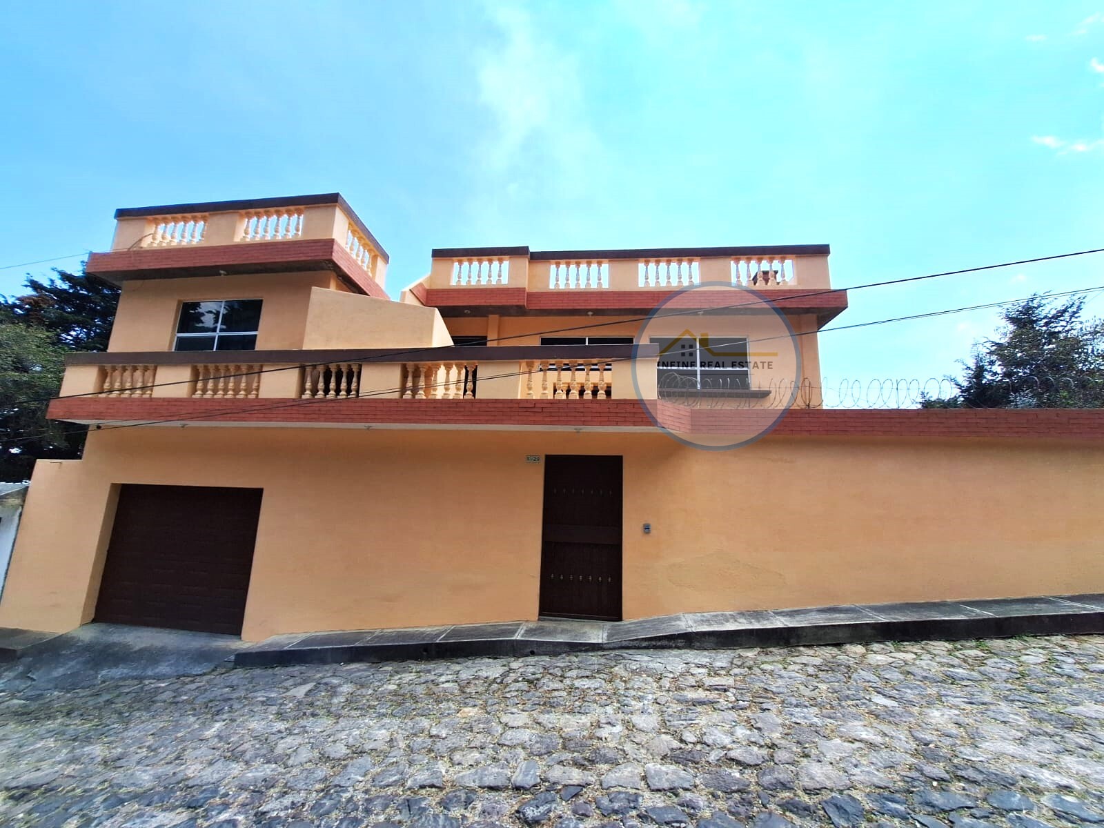 Hermosa Y Amplia Propiedad En Venta Con Terreno Adyacente