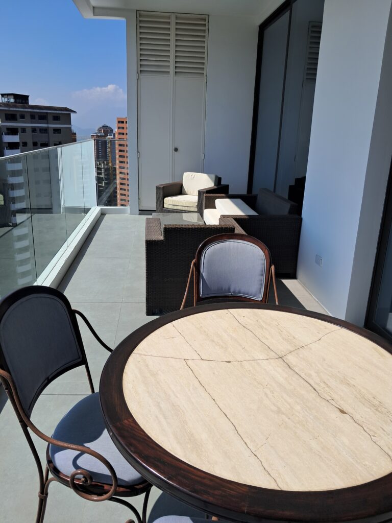 Apartamento En Renta Amoblado o Venta Sin Muebles - Vista principal de la propiedad