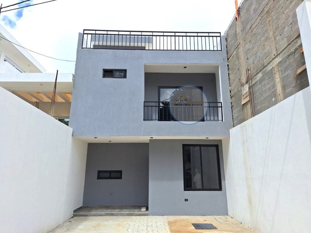 Hermosa Casa De Dos Niveles En Venta. Lista Para Ser Estrenada. - Vista principal de la propiedad