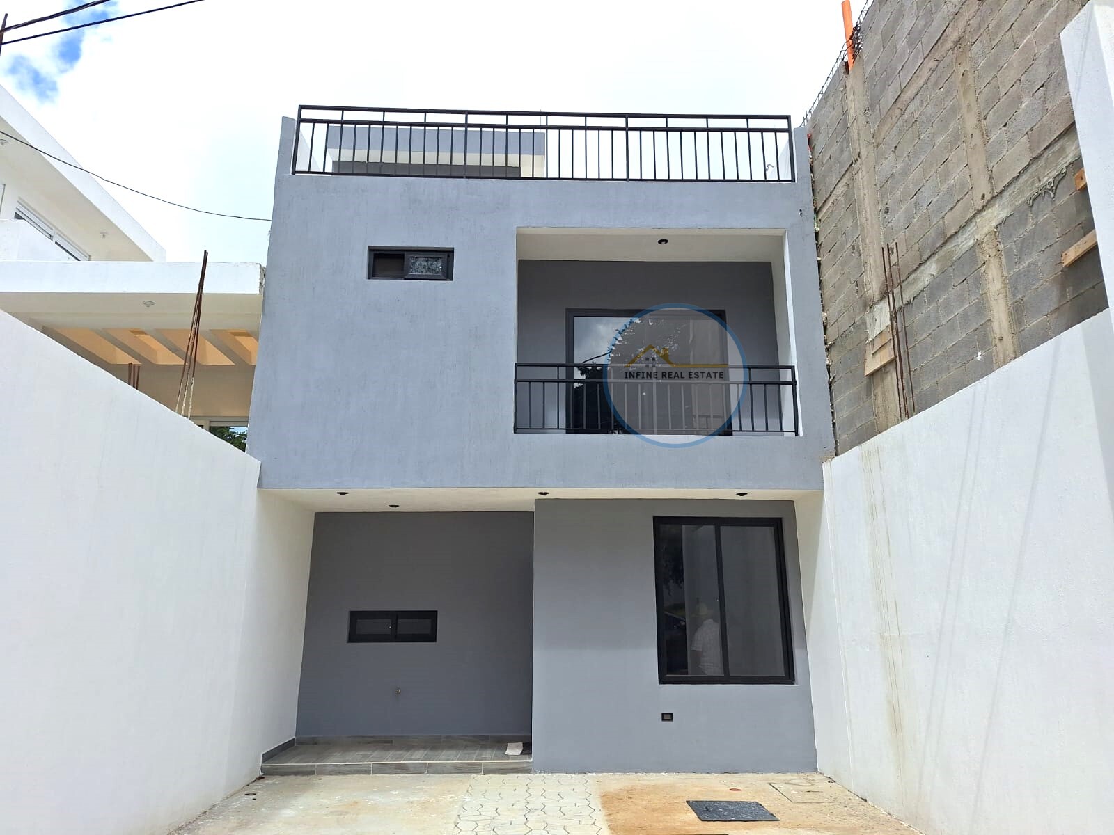 Hermosa Casa De Dos Niveles En Venta. Lista Para Ser Estrenada.