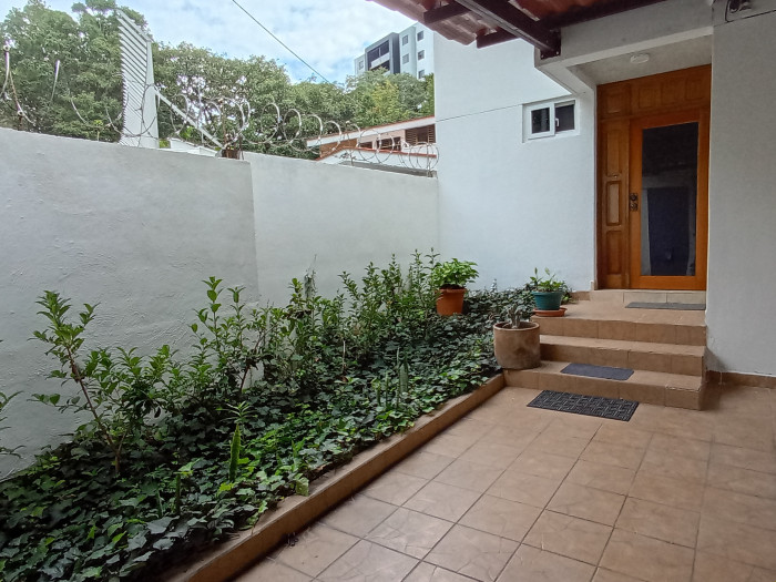 Casa En Renta Dentro De Garita Sobre Diagonal 6, Zona 10, Guatemala