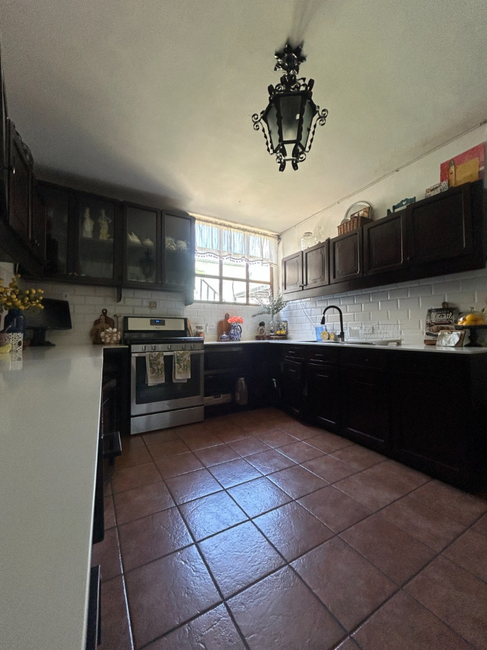 Casa Amplia De Una Planta En Venta | Zona 1, Ciudad De Guatemala - Foto 4 de 9