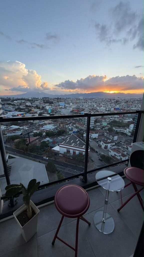 Apartamento Amueblado En Alquiler | Zona 4 - Foto 2 de 7